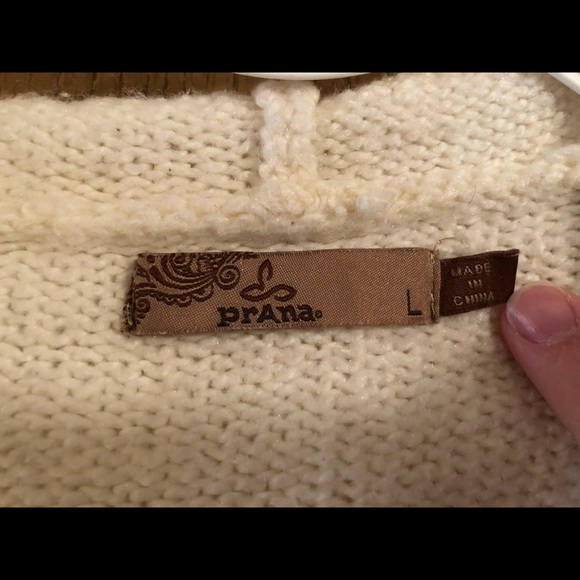 White Prana sweater with big buttons - Picture 4 of 7